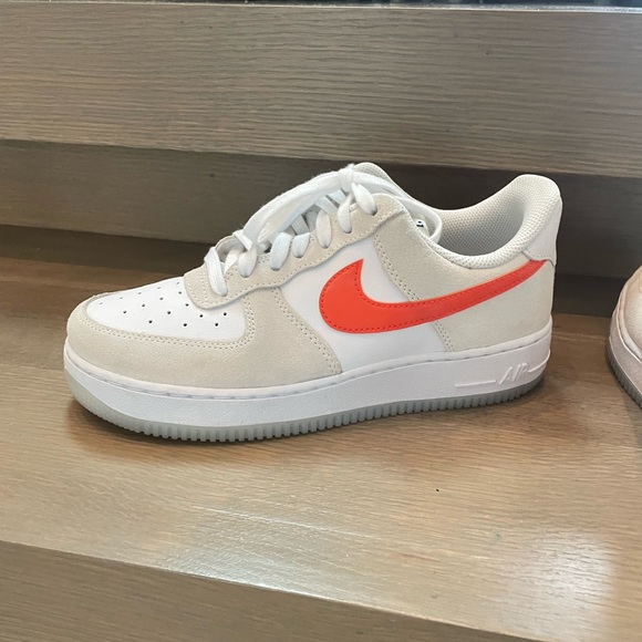 Nike Women’s Air Force 1 ‘07 SE ‘First Use Cream’ size 7.5 in White/Orange - Picture 5 of 8